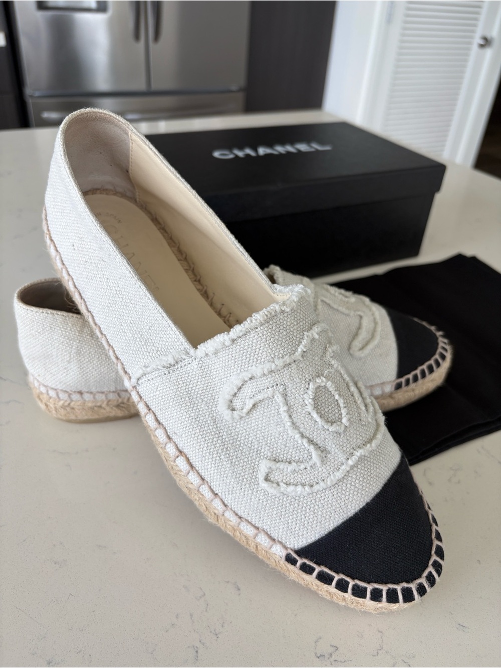 CHANEL White Tweed Espadrilles with Black Cap Toe - Picture 4 of 7